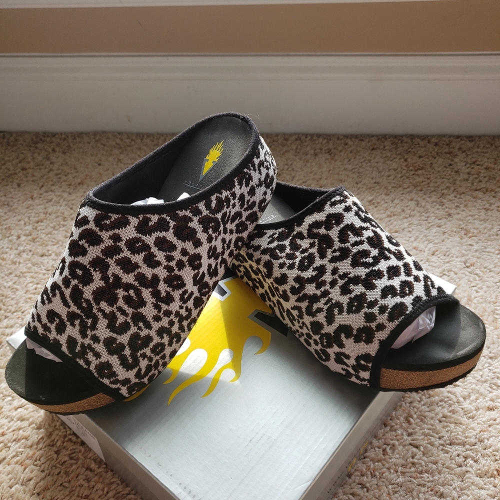 Volatile Wedge slide Lepard print